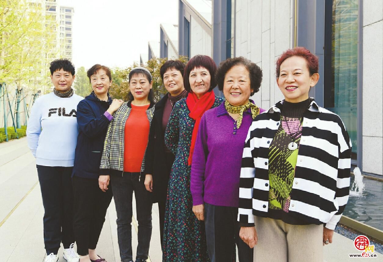 济南纺织女工“穿越”时空再叙“经纬”人生 一开云体育 开云平台张老照片唤醒39年前的劳模青春(图2)