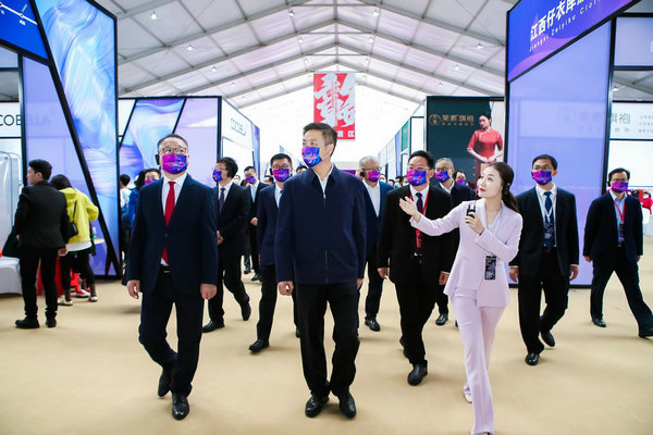 开云 开云体育平台2022江西纺织服装周暨江西(赣州)纺织服装产业博览会启幕(图1)