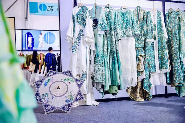 开云 开云体育平台2022江西纺织服装周暨江西(赣州)纺织服装产业博览会启幕(图2)