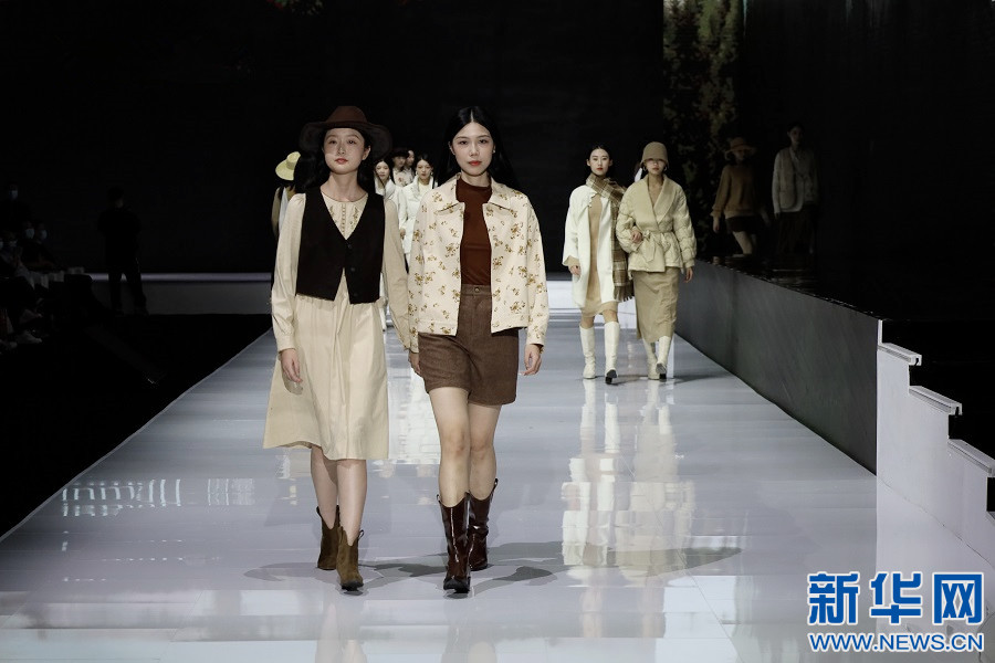 老区变身“时尚之都” 江西（赣州）纺织服装产业博览会在于都举行开云体育 开云官网(图2)