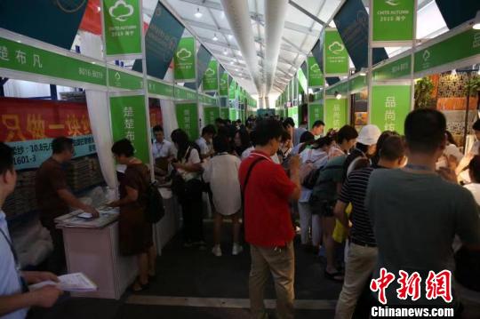 搭起才智“侨” 中国纺织抱开云 开云体育官网团“走出”时尚智能路(图2)