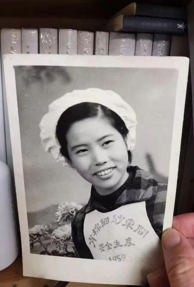 开云体育 开云官网这张“纺织女工的微笑”令人怦然心动！杭州45岁教师爱收集老照片每一张背后都是一个时代的故事(图1)