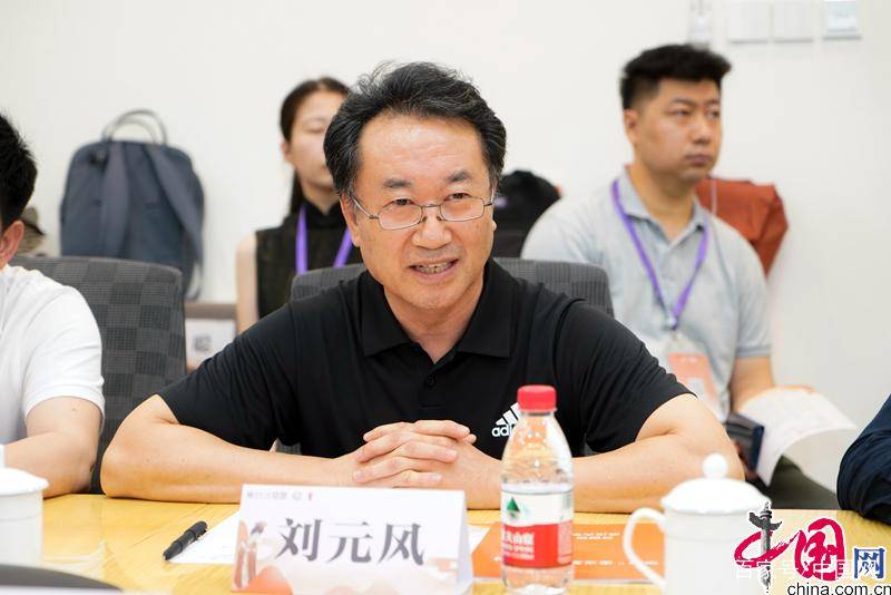 开云APP 开云官网入口文化大咖齐聚清华 探讨“华服”内涵(图6)