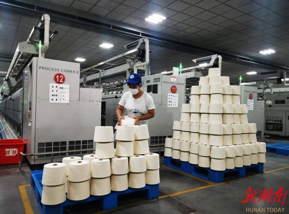 华容县智能制造升级开云体育 开云平台纺织业 上半年纺织服装企业实现总产值945亿元(图2)