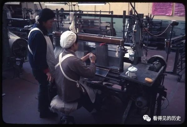 开云体育 开云官网彩色老照片 1978年北京的纺织女工 辛苦工作(图1)