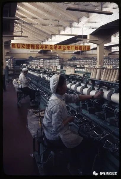 开云体育 开云官网彩色老照片 1978年北京的纺织女工 辛苦工作(图3)
