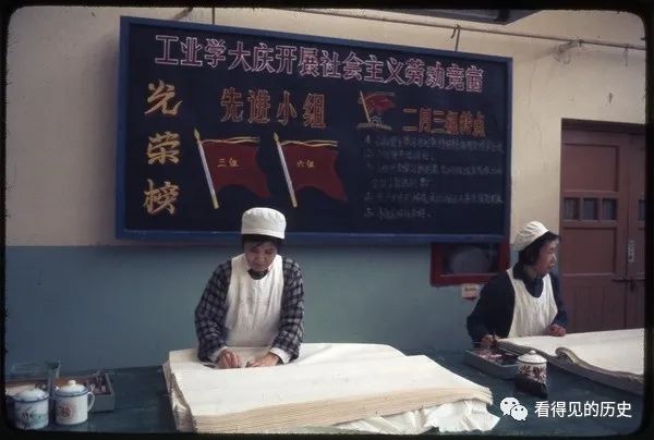 开云体育 开云官网彩色老照片 1978年北京的纺织女工 辛苦工作(图2)