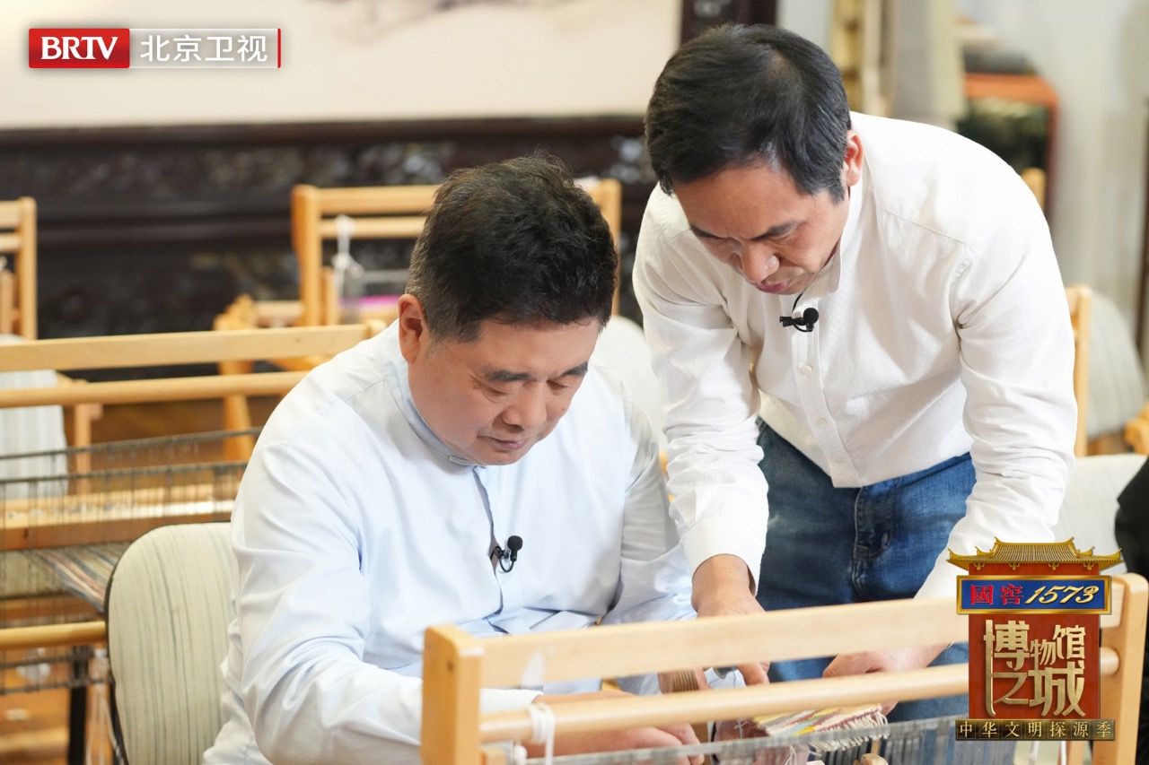 开云 开云体育平台《博物馆之城》第二季——中华文明探源季热播中 单霁翔带队探源中国服饰文明(图2)