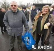 开云体育 开云官网从卖火柴小男孩到全球富豪榜第8位他给了年轻人最基本的体面(图1)