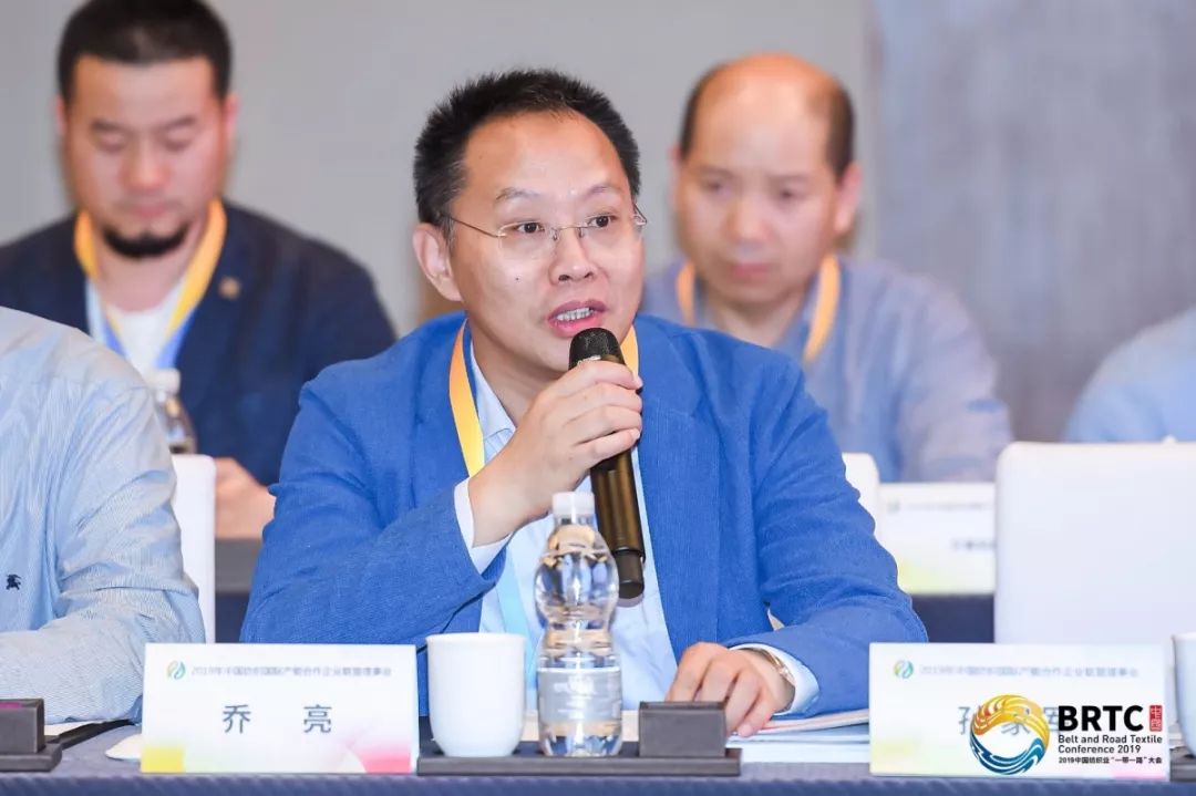 开云体育 开云平台关注 立足全球格局！2019年中国纺织国际产能合作企业联盟理事会在盛泽召开(图13)