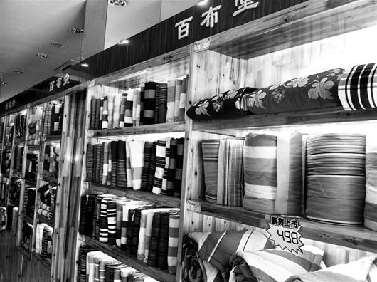 开云APP 开云官网入口简约复古风兴起 厚实又挺括粗布家纺淡季热销(图1)