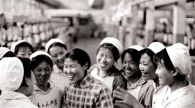 开云体育 开云官网她出身纺织工82年成副国级87年成正部级03年再次成为副国级(图2)