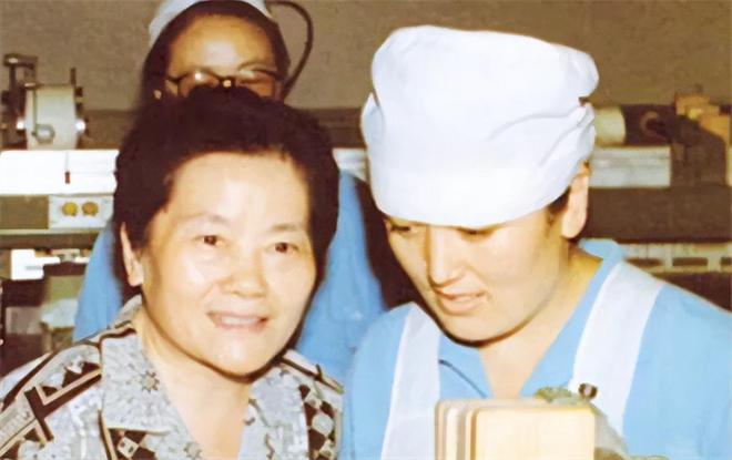 开云体育 开云官网她出身纺织工82年成副国级87年成正部级03年再次成为副国级(图4)