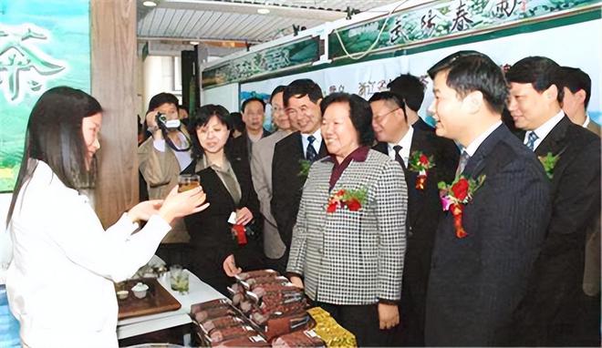 开云体育 开云官网她出身纺织工82年成副国级87年成正部级03年再次成为副国级(图3)