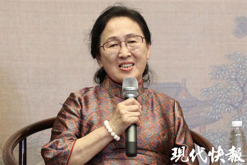 细说纺织考古复原华服风采！《大开云APP 开云官网入口国霓裳：沈从文和我们的纺织考古之路》出版(图3)