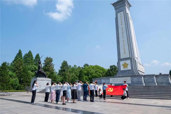 开云体育 开云平台武汉纺织大学外经贸学院：上好“三堂课”增强“三定力”(图1)