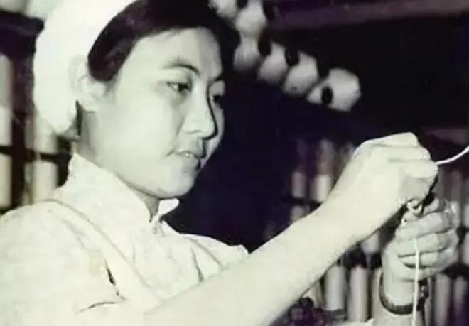 1975年一名37岁的女纺织工人开云APP 开云官网入口被任命为副总理她后续发展如何？(图5)