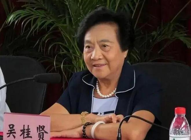 1975年一名37岁的女纺织工人开云APP 开云官网入口被任命为副总理她后续发展如何？(图7)